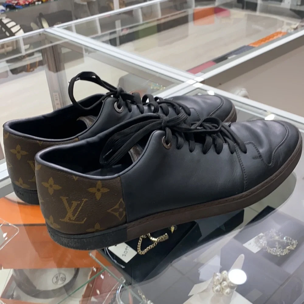 Louis Vuitton - Picture 2 of 6